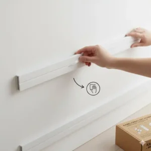 Die einfache Installation einer Schiene aus dem kabelkanal set komplett dank Klebestreifen.