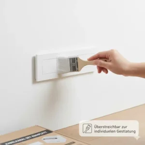 Ein individuell gestaltbares und überstreichbares kabelkanal set komplett an einer weißen Wand.