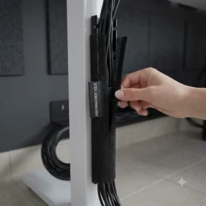 Neat mesh sleeves on a desk leg as part of the gaming schreibtisch kabelsystem.