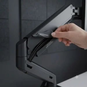 Monitor arm cable routing within the gaming schreibtisch kabelsystem.