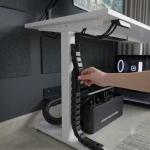 Power strip organizer box hiding plugs on a gaming schreibtisch kabelsystem.